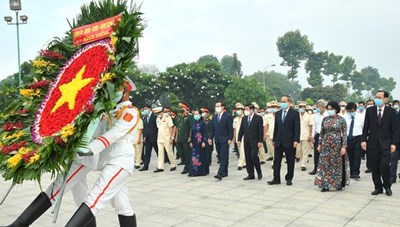 Lãnh đạo TPHCM dâng hương tưởng niệm các anh hùng liệt sĩ nhân Ngày Giải phóng miền Nam, thống nhất đất nước