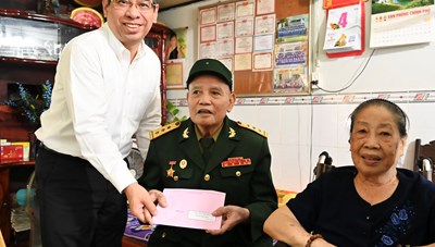 Lãnh đạo TPHCM thăm, tặng quà chiến sĩ tham gia Chiến dịch Điện Biên Phủ