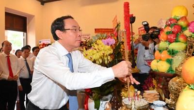Lãnh đạo TPHCM dâng hương, dâng hoa tưởng nhớ Chủ tịch Hồ Chí Minh, Chủ tịch Tôn Đức Thắng