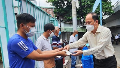 Lãnh đạo Thành ủy TPHCM thăm, động viên các hộ dân bị mất nhà trong vụ cháy ở quận 8