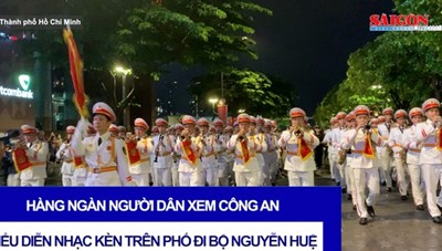 Hàng ngàn người dân xem công an biểu diễn nhạc kèn trên phố đi bộ Nguyễn Huệ