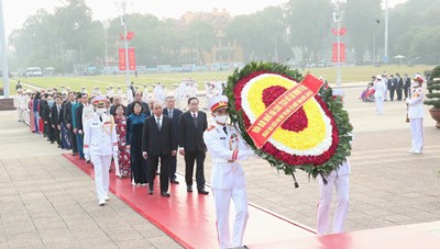 Đại biểu Đại hội Thi đua yêu nước toàn quốc lần thứ X vào Lăng viếng Chủ tịch Hồ Chí Minh