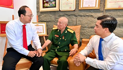 Đồng chí Nguyễn Hồ Hải trao Huy hiệu 75 năm tuổi Đảng cho đồng chí Phạm Trương