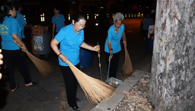 Lãnh đạo TPHCM cùng người dân, phật tử vệ sinh đường phố ngày cuối năm