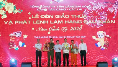 Cảng Tân Cảng - Cát Lái phát lệnh làm hàng đầu Xuân Canh Tý