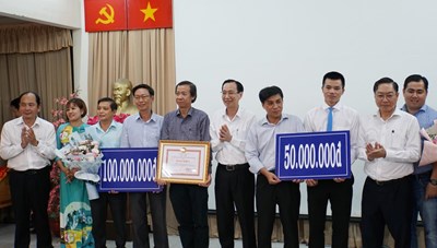 TP. Hồ Chí Minh khen thưởng nóng cho hai bệnh viện điều trị thành công người mắc Covid-19