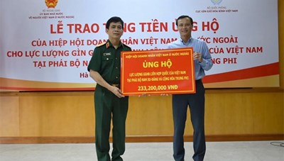 Hiệp hội Doanh nhân Việt Nam ở nước ngoài trao tặng lực lượng mũ nồi xanh Việt Nam 10.000 USD