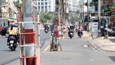 Điện lực Tân Phú phản hồi thông tin về Trụ điện bị “bỏ rơi” giữa đường Tô hiệu