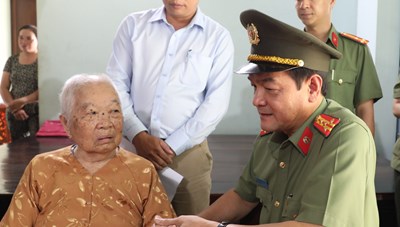 Lãnh đạo Công an Thành phố thăm Mẹ Việt Nam Anh hùng và các gia đình chính sách