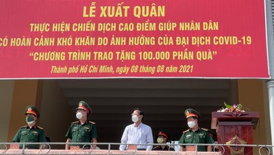 Bộ Tư lệnh TPHCM xuất quân trao tặng 100.000 phần quà giúp nhân dân gặp khó khăn do dịch Covid-19