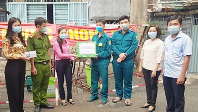 Hỗ trợ các y bác sĩ, lực lượng vũ trang tham gia công tác phòng, chống dịch Covid-19 ở 8 điểm cách ly trong cộng đồng