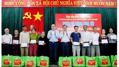 Lãnh đạo TPHCM thăm, tặng quà tết tại Quảng Nam