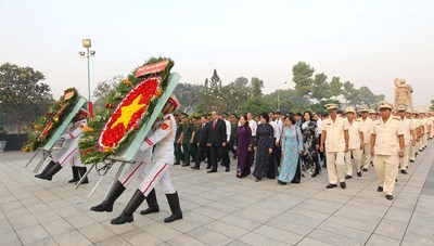 Lãnh đạo TP.Hồ Chí Minh dâng hương tưởng niệm các anh hùng liệt sỹ