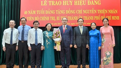 Trao Huy hiệu 40 năm tuổi Đảng cho Bí thư Thành ủy TPHCM Nguyễn Thiện Nhân