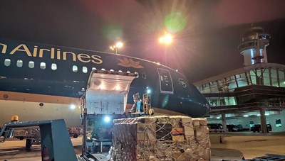 Vietnam Airlines miễn cước vận chuyển trang thiết bị chống COVID-19