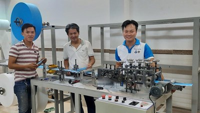 Khoa Cơ khí Trường ĐH Bách khoa TPHCM: Chế tạo thành công máy làm khẩu trang y tế