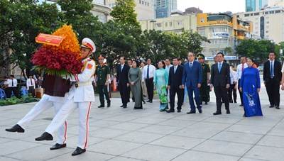 Đoàn lãnh đạo TPHCM dâng hoa, dâng hương tưởng niệm Chủ tịch Hồ Chí Minh