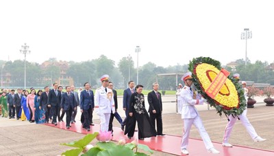 Lãnh đạo Đảng, Nhà nước và các đại biểu Quốc hội vào Lăng viếng Chủ tịch Hồ Chí Minh