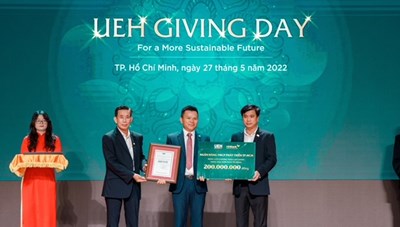 HDBank tặng học bổng cho sinh viên Đại học Kinh tế TPHCM vì tương lai phát triển bền vững