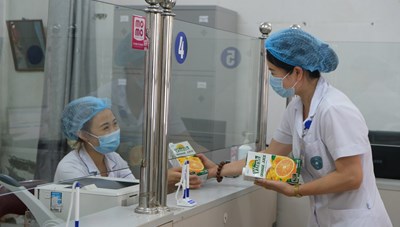 Hỗ trợ 48.000 sản phẩm sữa cho tổ công tác lấy mẫu, xét nghiệm của TPHCM trong đợt dịch cao điểm