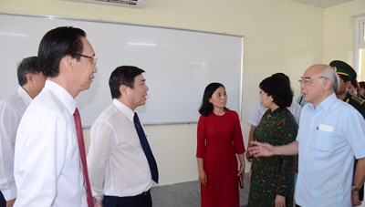 Lãnh đạo TPHCM thăm hỏi gia đình chính sách và tặng thiết bị trường học tại Côn Đảo