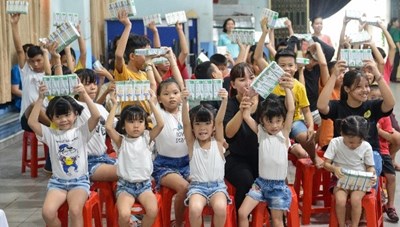Nhiều trẻ em khó khăn được hưởng thụ chương trình Quỹ sữa vươn cao Việt Nam
