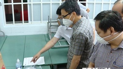 Phó Thủ tướng kiểm tra hoạt động chống dịch ở một số trạm y tế TP.HCM