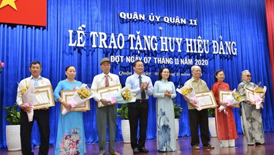 Trao Huy hiệu Đảng cho các đảng viên cao tuổi Đảng