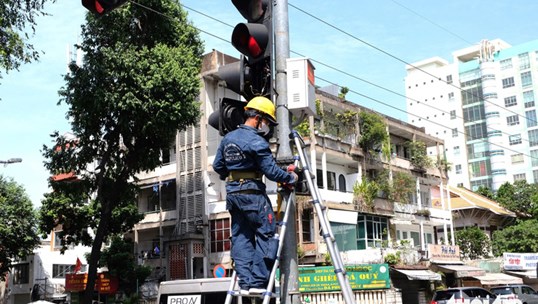 Chủ tịch TP.HCM đề nghị nghiên cứu cho rẽ phải liên tục tại các ngã ba đủ điều kiện