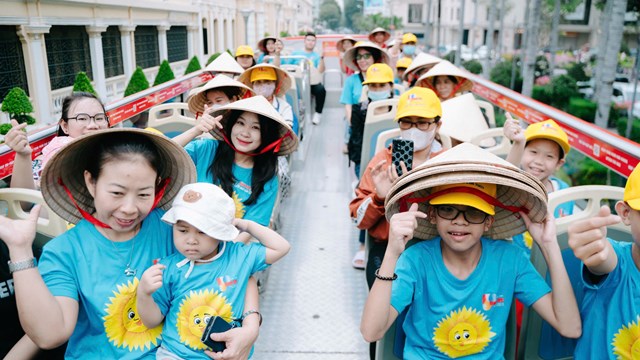 Quên cơn đau, bệnh nhi ung thư háo hức trải nghiệm xe buýt hai tầng và metro số 1