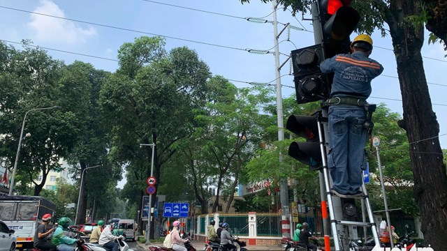 Đang lắp 50 mũi tên cho rẽ phải khi đèn đỏ tại các giao lộ ở TP.HCM