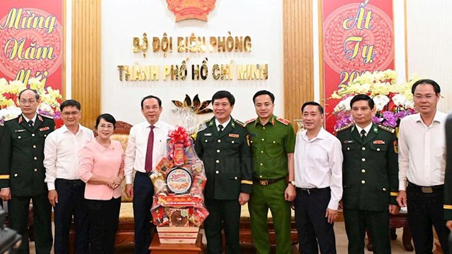 Bí thư Thành ủy TP HCM thăm, động viên các đơn vị trực Tết và trực sẵn sàng chiến đấu