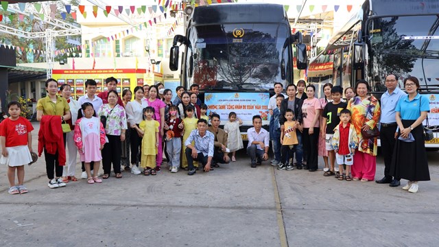 100 gia đình công nhân khó khăn lần đầu du xuân tại Đường hoa Nguyễn Huệ