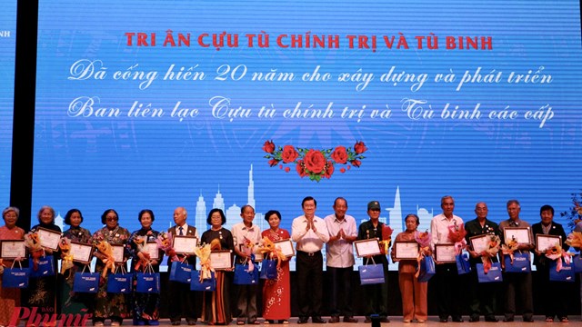 Cựu tù chính trị, tù binh TPHCM xúc động trong ngày họp mặt