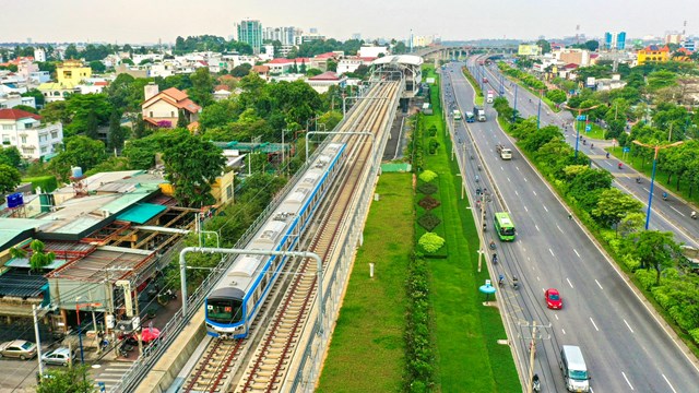 TP. Hồ Chí Minh: Đoàn tàu Metro số 1 lần đầu chạy tự động, đón những vị khách đặc biệt