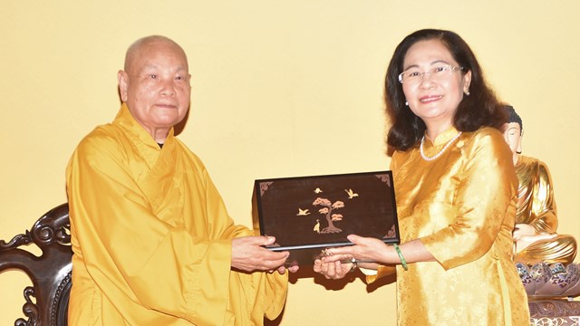 Phó Bí thư Thành ủy TPHCM Nguyễn Thị Lệ thăm, chúc mừng Phật đản tại chùa Quốc Ân Khải Tường