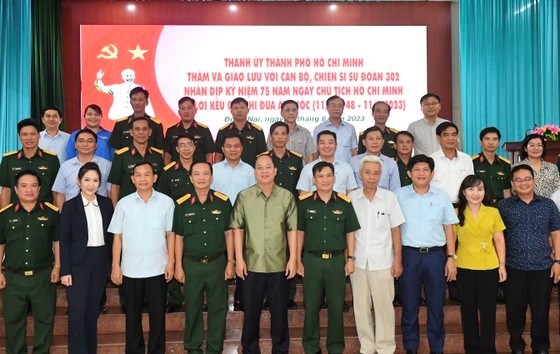Đoàn đại biểu Thành ủy TPHCM thăm và làm việc với cán bộ, chiến sĩ Sư đoàn 302