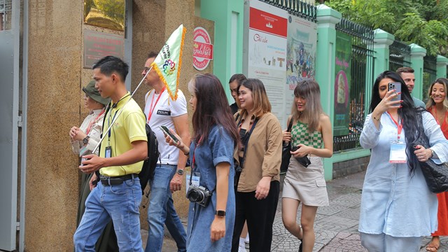 Du khách khám phá Sài Gòn bằng tour đi bộ miễn phí
