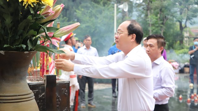 Đoàn công tác TP HCM dâng hương tưởng niệm các anh hùng liệt sĩ ở Côn Đảo