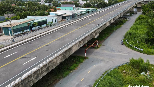 Cầu nối huyện Bình Chánh với Nhà Bè sắp thông xe, người dân hết cảnh 'qua sông phải lụy đò'
