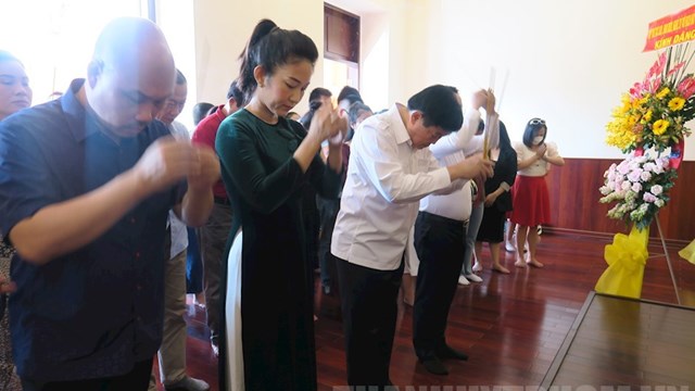 Công diễn vở “Nợ nước non” dâng hương, dâng hoa tưởng nhớ Chủ tịch Hồ Chí Minh