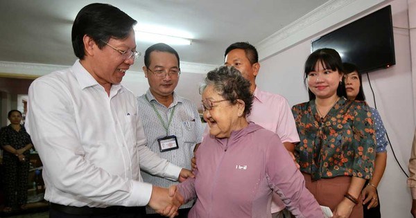 Chủ tịch UBND TPHCM Phan Văn Mãi thăm các gia đình chính sách ở quận 5