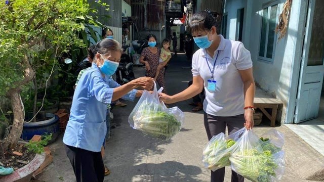 Quận 4 đính chính nội dung bài viết “Người nghèo ở TP.HCM bật khóc khi được tặng thực phẩm tận tay”