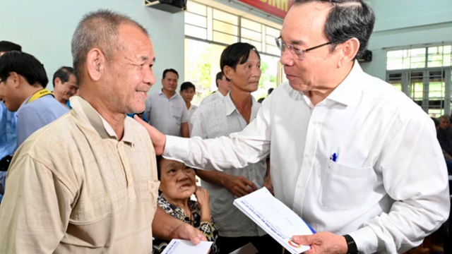 Bí thư Thành ủy TPHCM Nguyễn Văn Nên chúc tết, trao quà đến người dân ở Tây Ninh