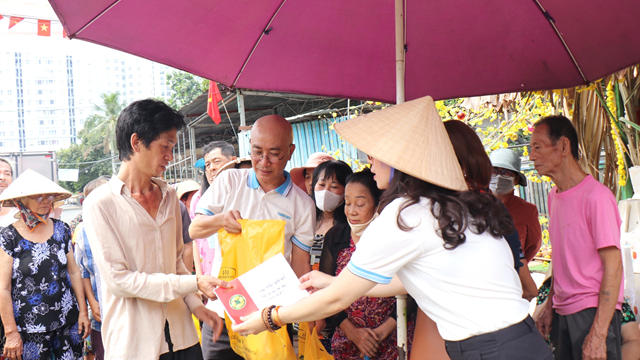 Báo Thanh Niên và bạn đọc sẻ chia bà con xóm ve chai ngày cận tết