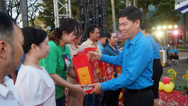 Hơn 21.000 gia đình công nhân vui Tết miễn phí ở Công viên Văn hóa Đầm Sen