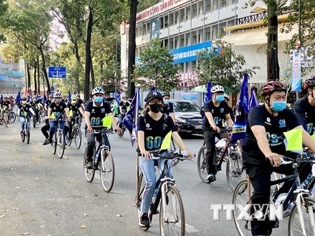 TPHCM: Hàng trăm người đạp xe hưởng ứng Giờ Trái đất