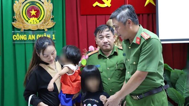 Giải cứu thành công hai bé bán kẹo bị thất lạc gần phố đi bộ Nguyễn Huệ