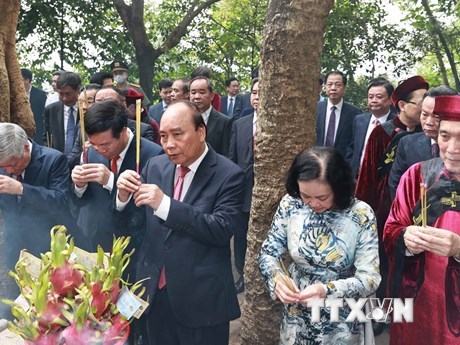 Chủ tịch nước thành kính dâng hương tại Lễ Giỗ Tổ Hùng Vương