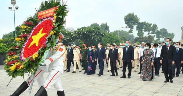 Lãnh đạo TPHCM dâng hương tưởng niệm các anh hùng liệt sĩ nhân Ngày Giải phóng miền Nam, thống nhất đất nước